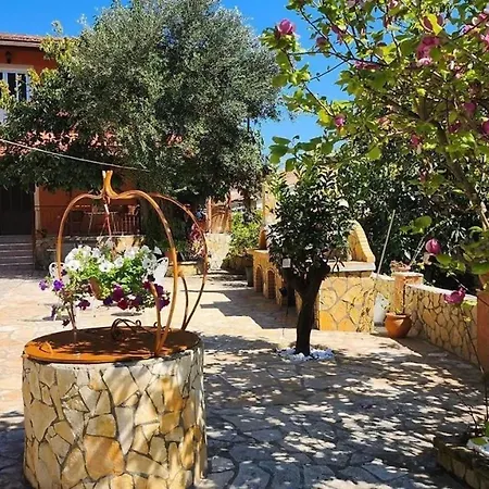 Appartement Alexandros 2 *